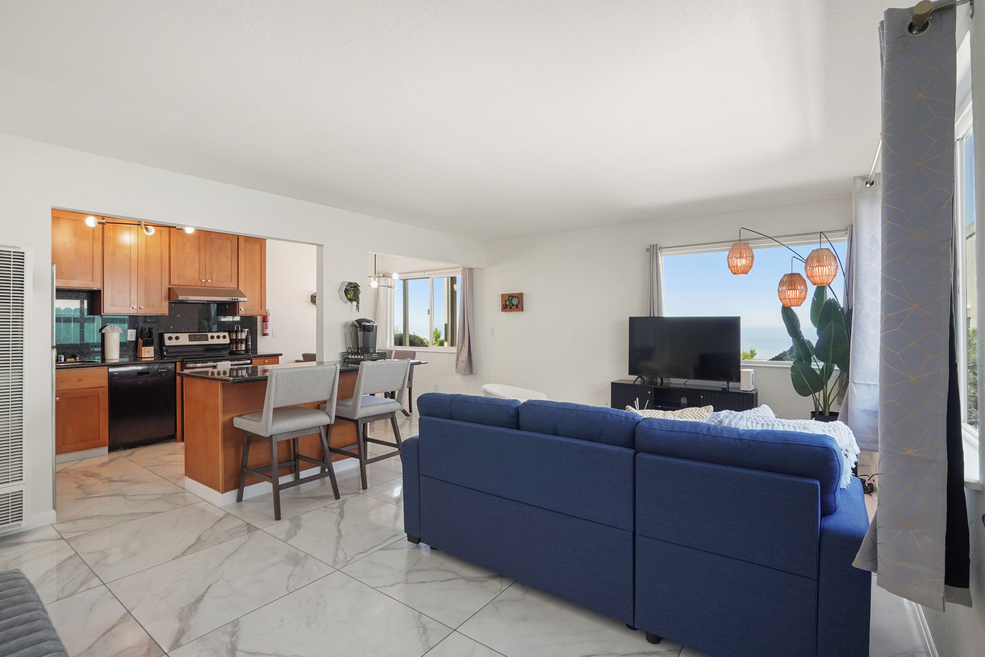 家庭公寓, 2 間臥室, 庭院 | 起居區 | 55-吋LED 液晶電視，提供數位頻道