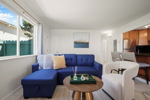 Family Apartment, 2 Bedrooms, Patio | Ruang tamu | 55 inci televisyen LED dengan digital 