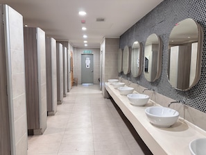 シャワー、ヘアドライヤー、ビデ、タオル