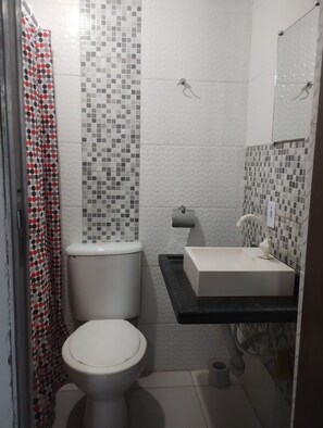 Toalhas de banho, sabonete, papel higiênico