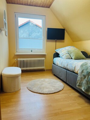 3 habitaciones, tabla de planchar con plancha, wifi y ropa de cama 