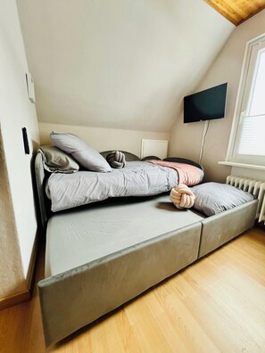 3 chambres, fer et planche à repasser, Wi-Fi, draps fournis