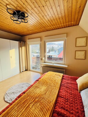 3 habitaciones, tabla de planchar con plancha, wifi y ropa de cama 