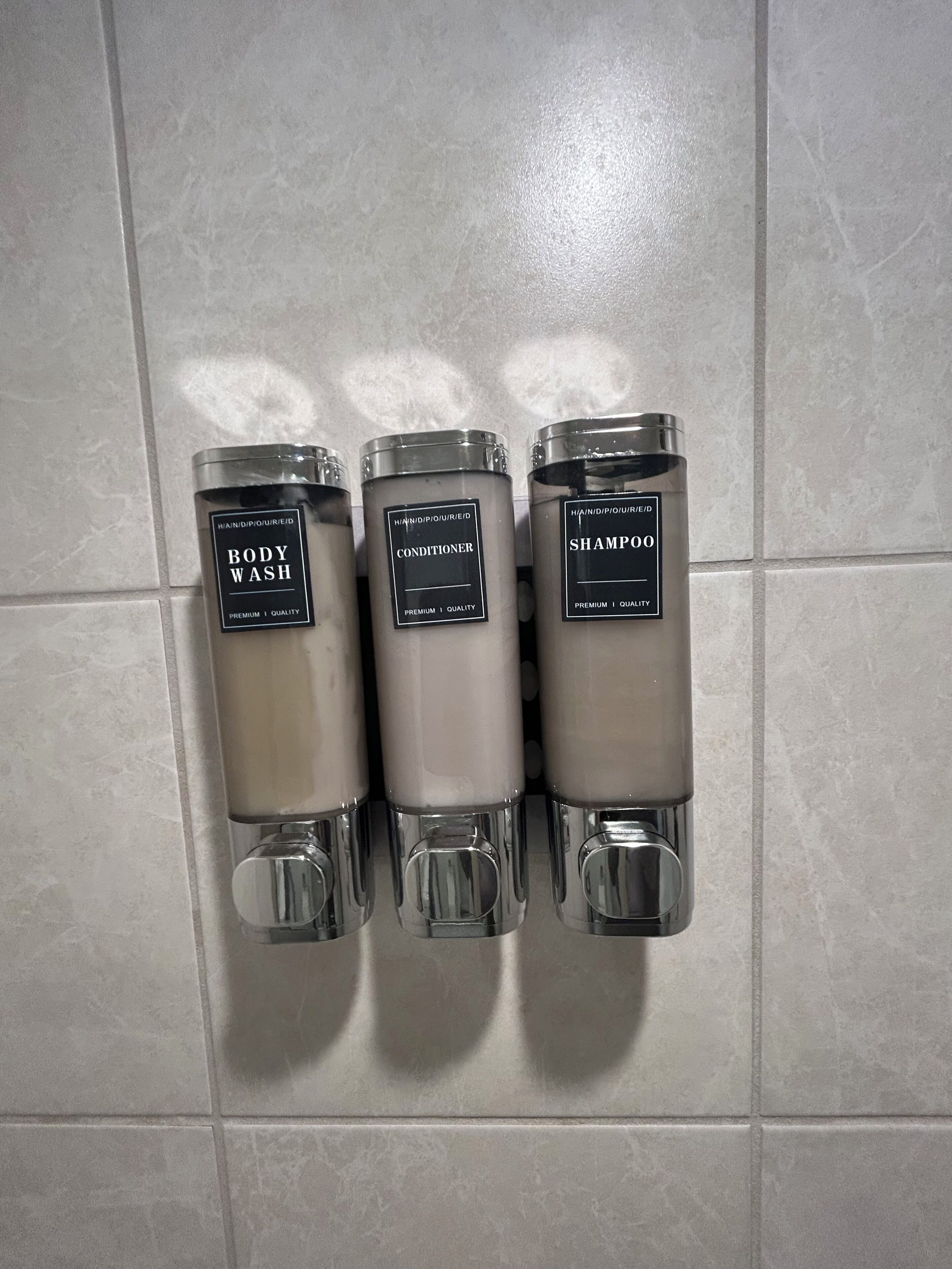 Regadera, secadora de cabello, toallas, jabón 