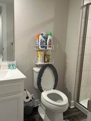 Dusj, hårføner, håndklær og såpe