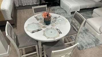 1 slaapkamer, een strijkplank/strijkijzer, wifi, beddengoed