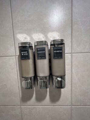 Dusch, hårtork, handdukar och tvål