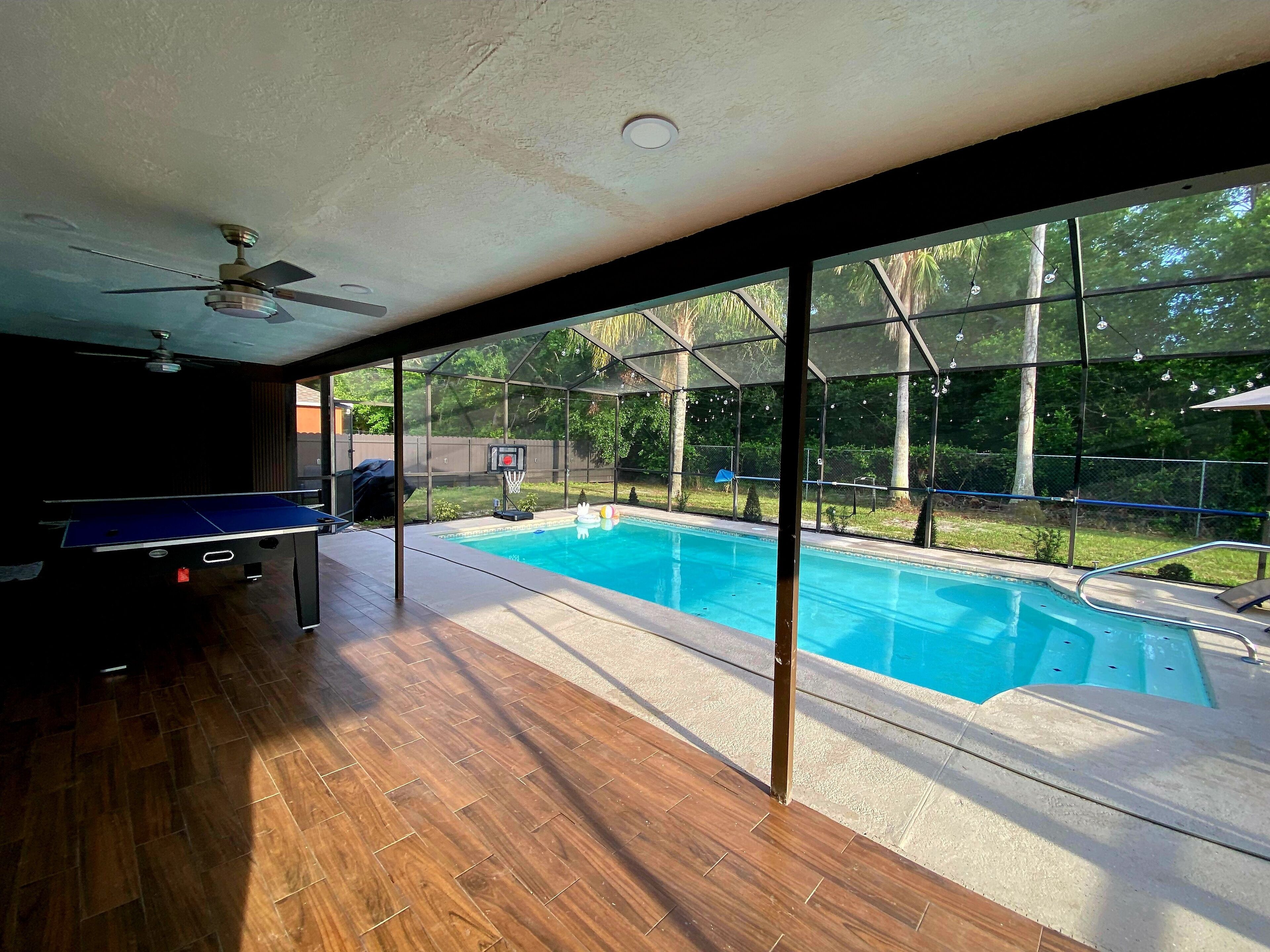 Een buitenzwembad, een verwarmd zwembad