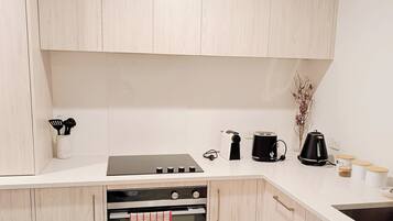 Microondas, horno, placa de cocina y lavavajillas