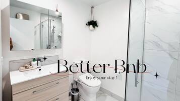 Shower, hair dryer, bidet, towels