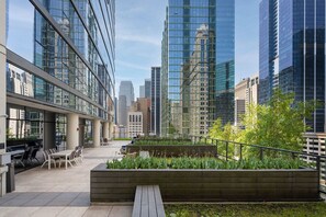 Outdoor dining - Blueground | Chicago Loop, pool, nr Millennium Park (Chicago)