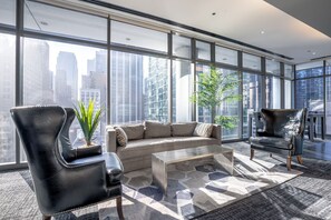 TV, stereo - Blueground | Chicago Loop, pool, nr Millennium Park (Chicago)