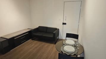 Apartment, 1 Queen Bed, Non Smoking | Living area