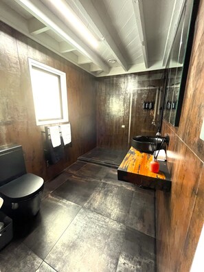 Een douche, milieuvriendelijke toiletartikelen, een haardroger