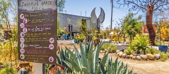 The Bombay Beach Institute: Surreal 3BR Art House by the Salton Sea, WiFi & A/C