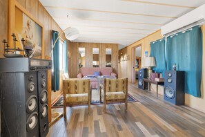 Games room - The Bombay Beach Institute: Surreal 3BR Art House by the Salton Sea, WiFi & A/C (Niland)