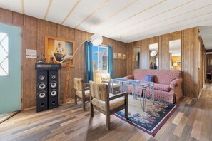 Interior - The Bombay Beach Institute: Surreal 3BR Art House by the Salton Sea, WiFi & A/C (Niland)