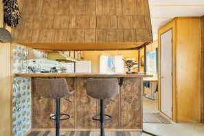 Interior - The Bombay Beach Institute: Surreal 3BR Art House by the Salton Sea, WiFi & A/C (Niland)