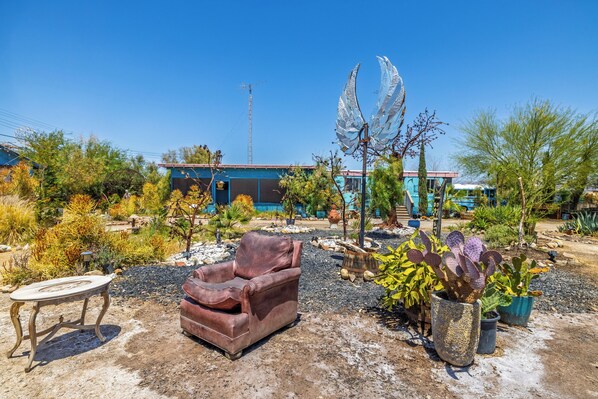 Property grounds - The Bombay Beach Institute: Surreal 3BR Art House by the Salton Sea, WiFi & A/C (Niland)
