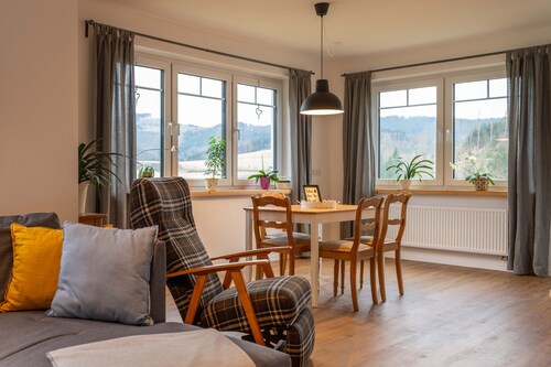 Ferienwohnung 'Sauerland' mit Bergblick, privater Terrasse und Wi-Fi