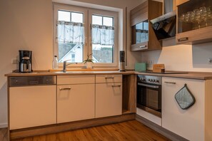 Kühlschrank, Mikrowelle, Ofen, Herdplatte