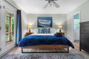 3 habitaciones, escritorio y tabla de planchar con plancha 