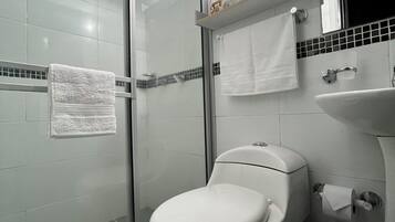Dusj, håndklær, såpe og toalettpapir
