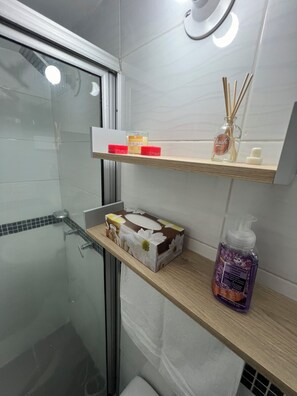 淋浴设施、毛巾、肥皂、卫生纸