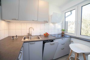 Geladeira, micro-ondas, cooktop, lava-louças