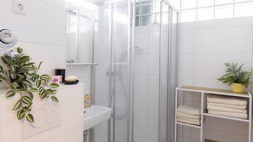 Dusche, Haartrockner, Handtücher