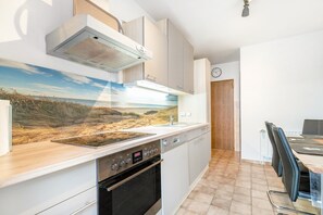 Een koelkast, een magnetron, een oven, een kookplaat