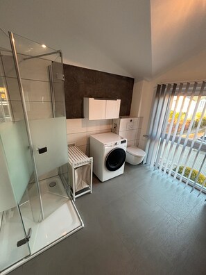 Dusche, Haartrockner, HandtĂŒcher