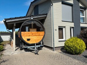 Property grounds - Holiday Home 'Moderne Doppelhaushälfte In Seenähe' with Private Terrace, Private Garden and Wi-Fi (Isenbüttel)