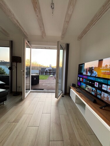 Ferienhaus 'Moderne Doppelhaushälfte In Seenähe' mit privater Terrasse, privatem Garten und Wi-Fi