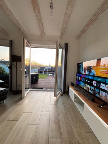 Ferienhaus 'Moderne Doppelhaushälfte In Seenähe' mit privater Terrasse, privatem Garten und Wi-Fi