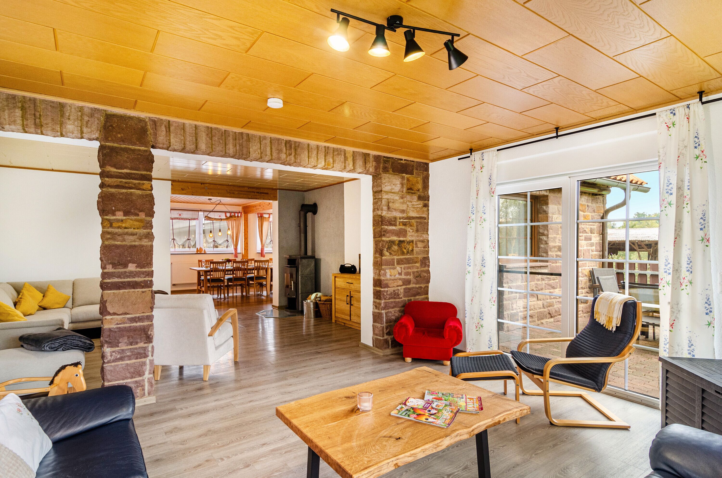 Televisio, takka, pöytätennispöytä