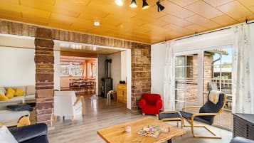 Fernseher, Kamin, Tischtennisplatte