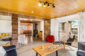 Télévision, cheminée, table de tennis de table