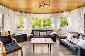 Fernseher, Kamin, Tischtennisplatte