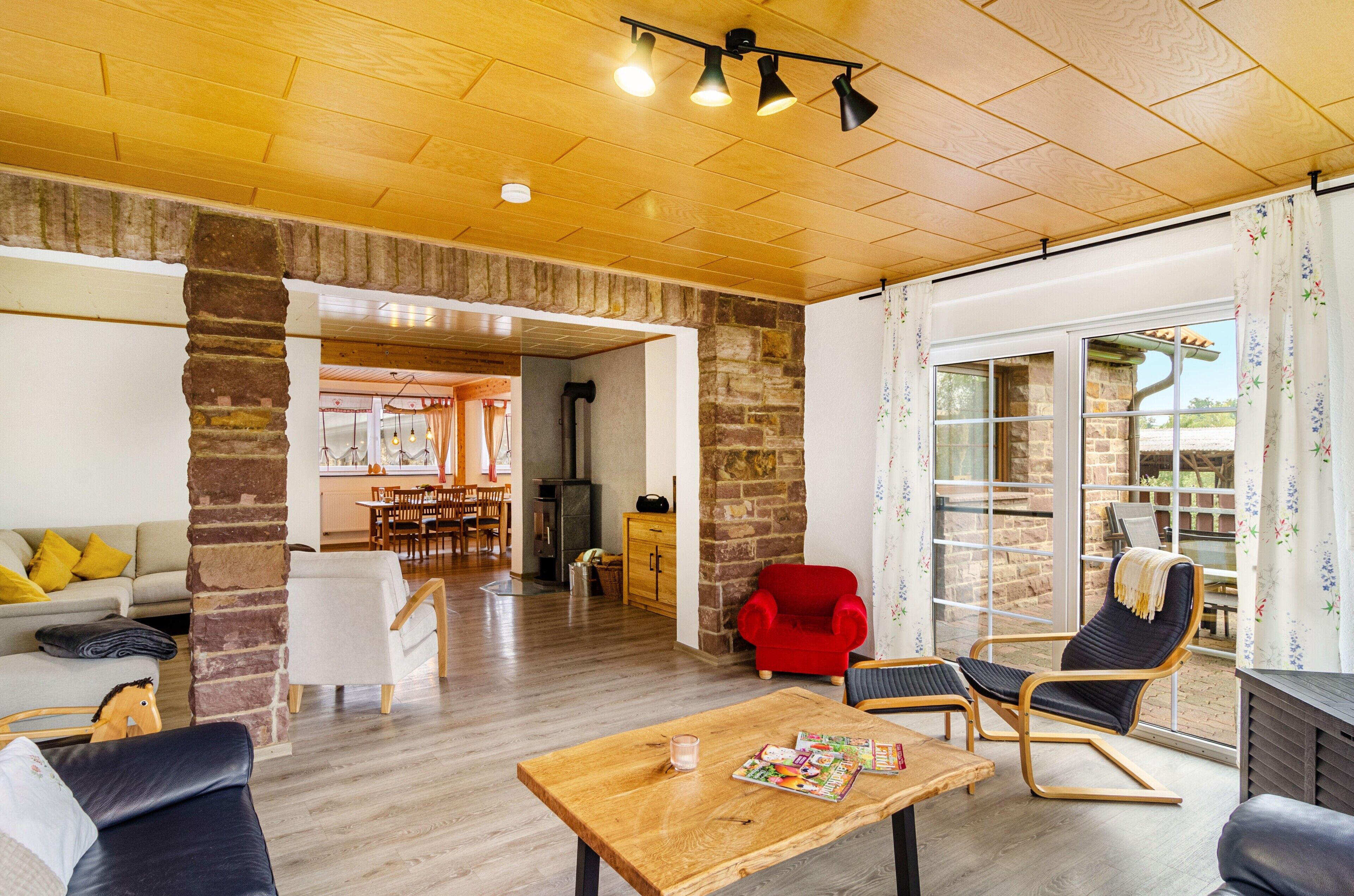 Fernseher, Kamin, Tischtennisplatte