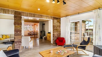 Fernseher, Kamin, Tischtennisplatte