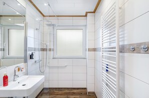 Dusche, Haartrockner, Handtücher