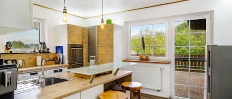 Jääkaappi, mikroaaltouuni, uuni, liesi