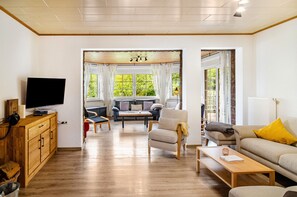 Fernseher, Kamin, Tischtennisplatte