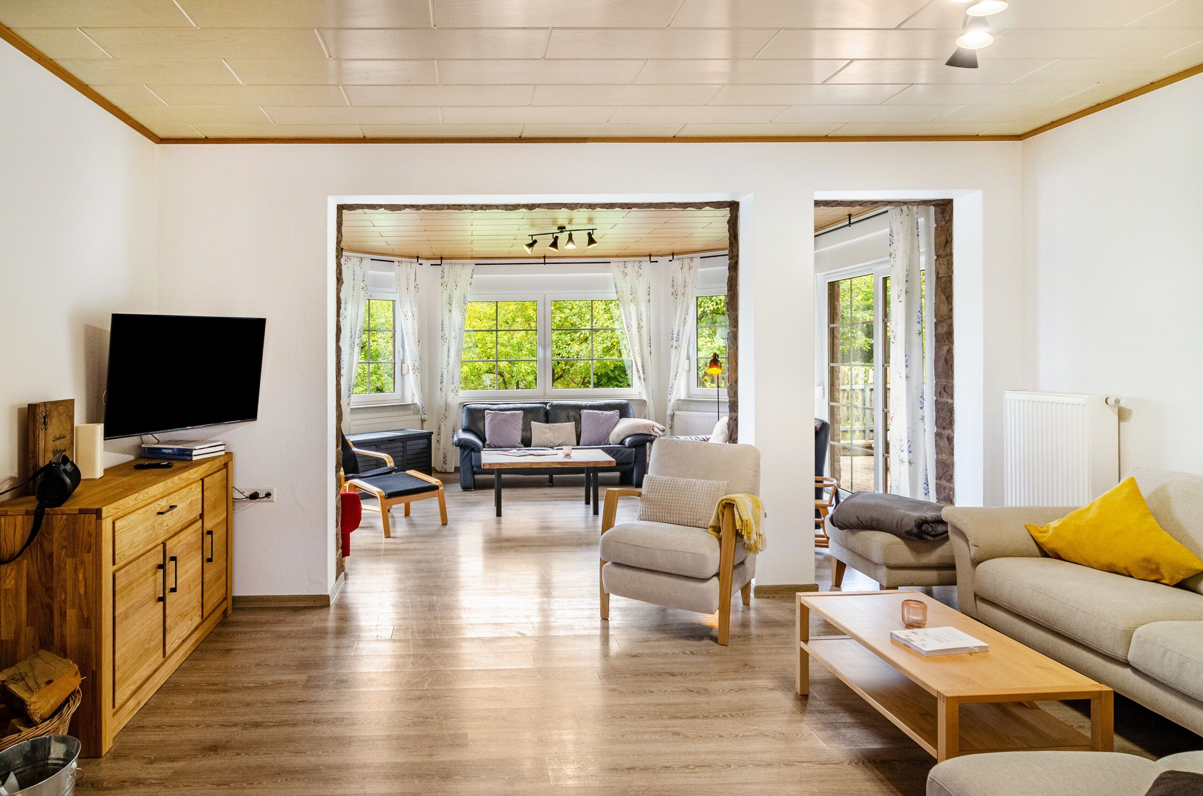 Fernseher, Kamin, Tischtennisplatte