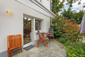 Outdoor dining - Apartment 'Granzow' with Lake View, Wi-Fi and Air Conditioning (Gaienhofen)