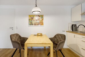 Dining - Apartment 'Granzow' with Lake View, Wi-Fi and Air Conditioning (Gaienhofen)