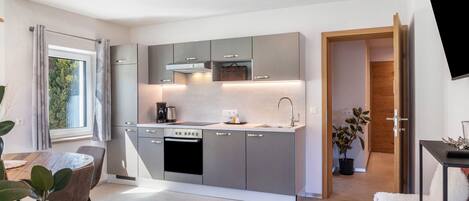 Fridge, oven, stovetop, dishwasher