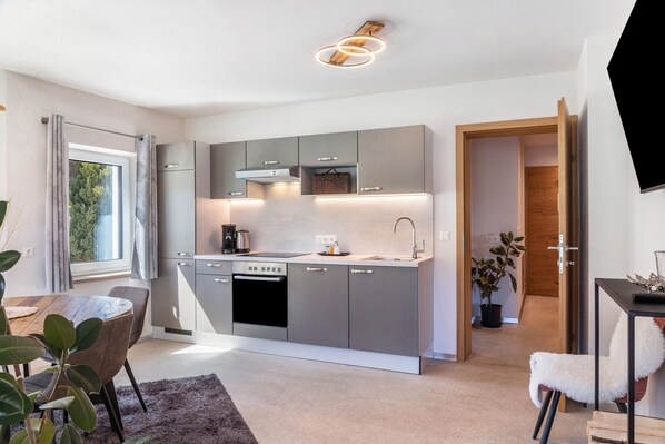 Fridge, oven, stovetop, dishwasher