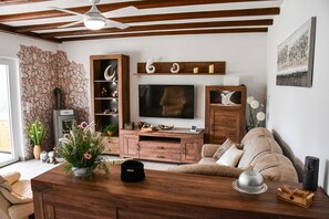 Een televisie en een open haard